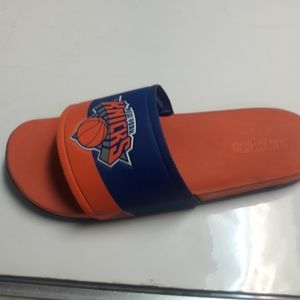 NEW YORK KNICKS SANDALS